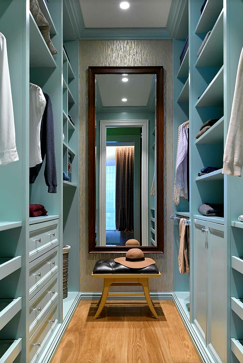 Параллельная гардеробная комната с большим зеркалом Мытищи