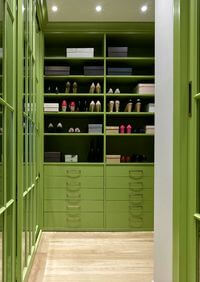 Г-образная гардеробная комната в зеленом цвете Мытищи