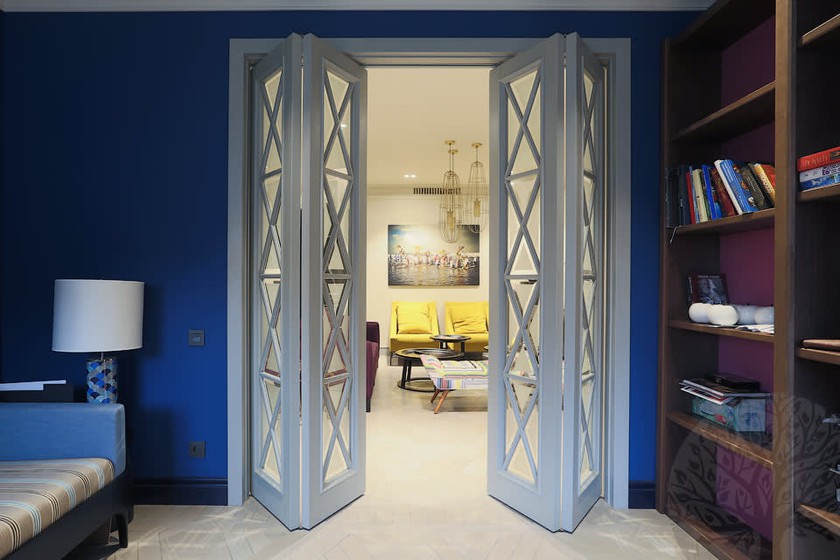 Двери гармошка  для гостиной со стеклами с разделителями Мытищи