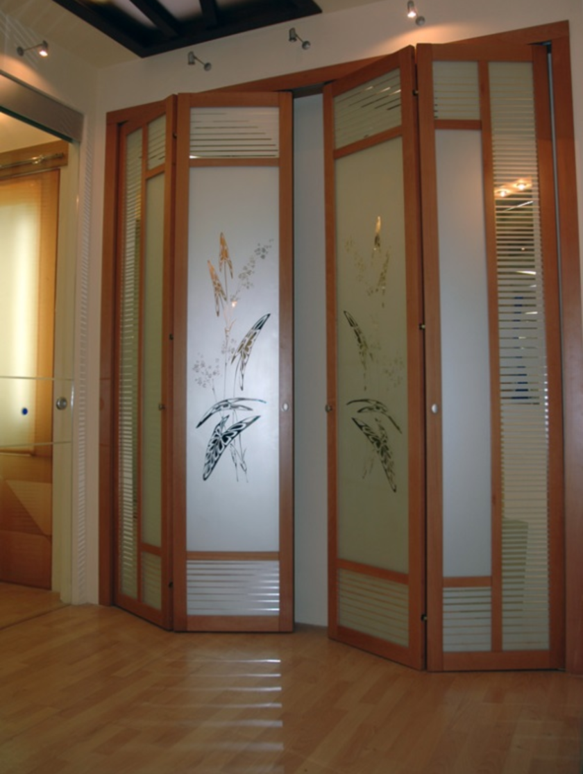Широкие двери гармошка с матовым стеклом и рисунком Мытищи