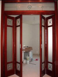 Дверь гармошка с декоративными стеклянными вставками Мытищи